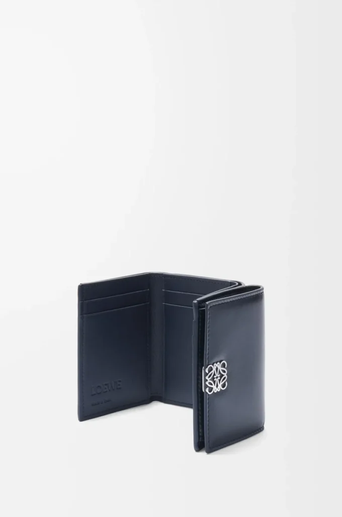 Portefeuille Puffer Anagram à trois volets en cuir de veau nappa brillant Deep Navy