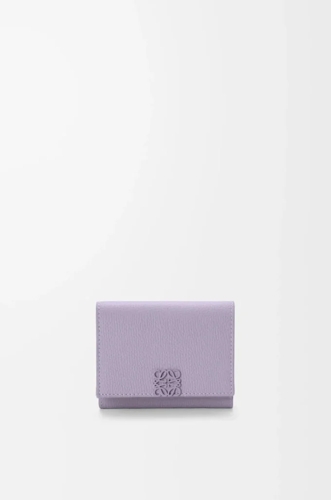 Portefeuille à trois volets Anagram en cuir de veau grainé Dirty Mauve Portefeuille à trois volets Anagram en cuir de veau grainé Dirty Mauve