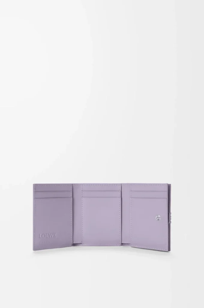 Portefeuille à trois volets Anagram en cuir de veau grainé Dirty Mauve Portefeuille à trois volets Anagram en cuir de veau grainé Dirty Mauve