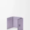 Portefeuille à trois volets Anagram en cuir de veau grainé Dirty Mauve Portefeuille à trois volets Anagram en cuir de veau grainé Dirty Mauve