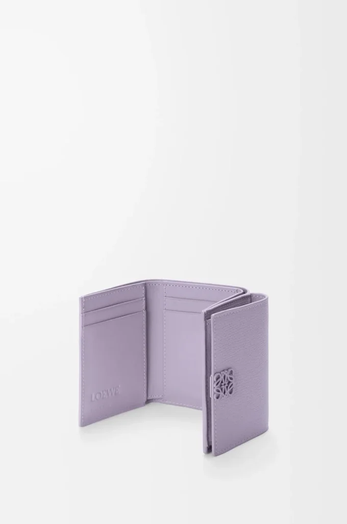 Portefeuille à trois volets Anagram en cuir de veau grainé Dirty Mauve Portefeuille à trois volets Anagram en cuir de veau grainé Dirty Mauve