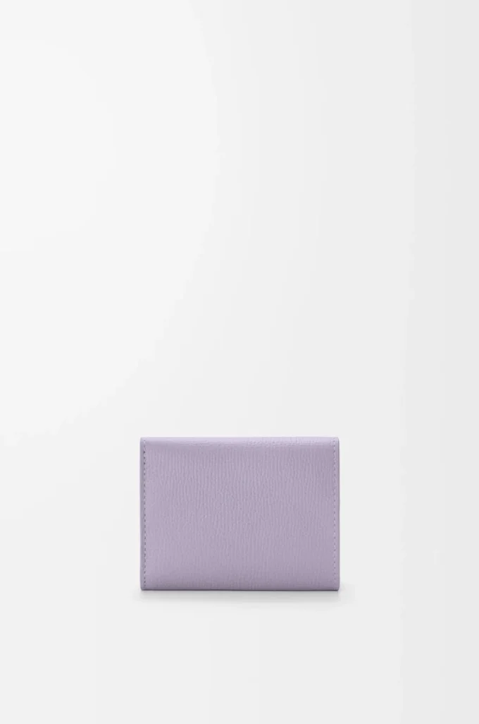 Portefeuille à trois volets Anagram en cuir de veau grainé Dirty Mauve Portefeuille à trois volets Anagram en cuir de veau grainé Dirty Mauve