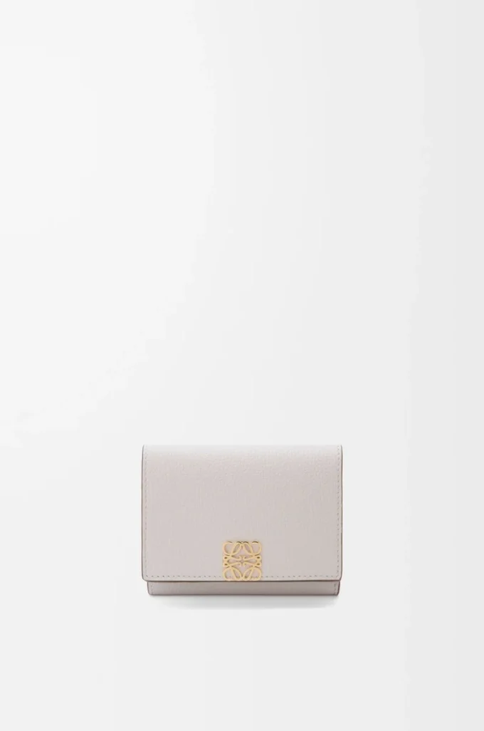 Portefeuille à trois volets Anagram en cuir de veau grainé Light Ghost Grey