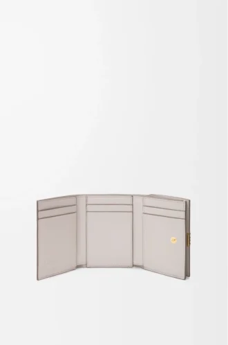 Portefeuille à trois volets Anagram en cuir de veau grainé Light Ghost Grey