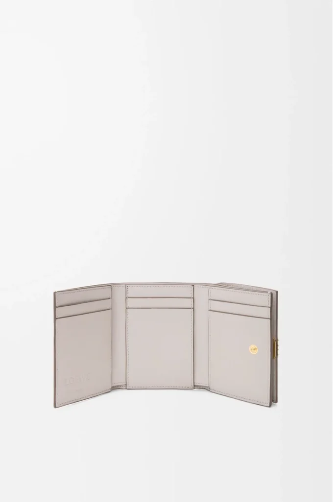 Portefeuille à trois volets Anagram en cuir de veau grainé Light Ghost Grey