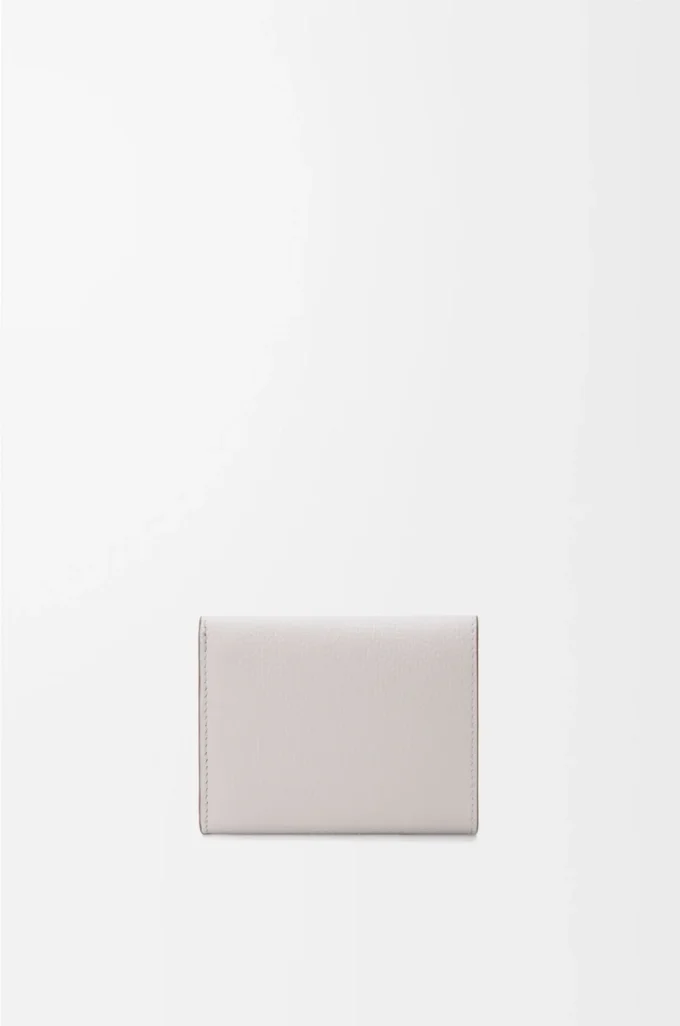 Portefeuille à trois volets Anagram en cuir de veau grainé Light Ghost Grey