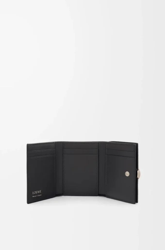 Portefeuille à trois volets en cuir de veau grainé Pebble, couleur Black