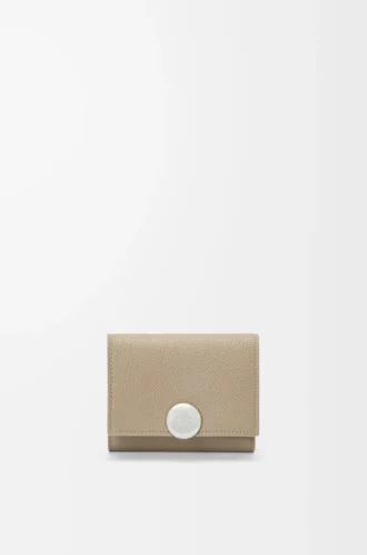 Portefeuille à trois volets en cuir de veau grainé Pebble, couleur Clay