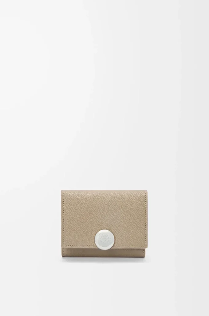 Portefeuille à trois volets en cuir de veau grainé Pebble, couleur Clay