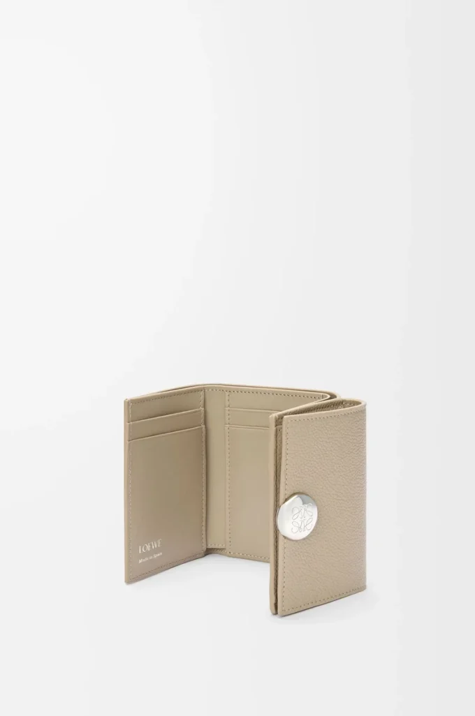 Portefeuille à trois volets en cuir de veau grainé Pebble, couleur Clay