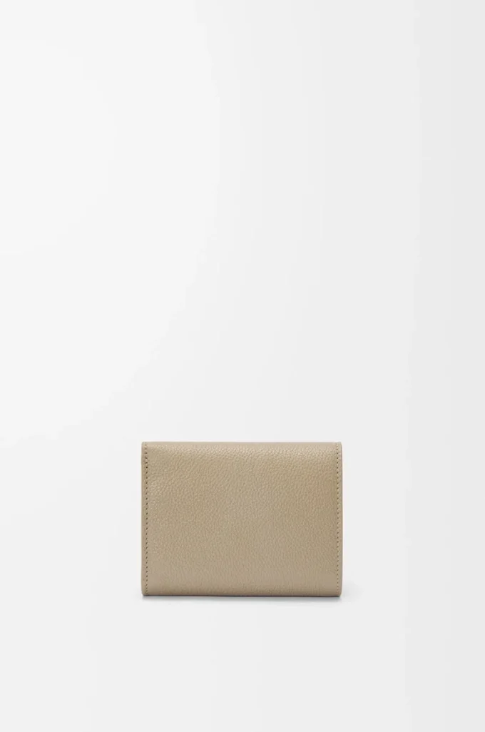 Portefeuille à trois volets en cuir de veau grainé Pebble, couleur Clay