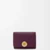 Portefeuille à trois volets en cuir de veau grainé Pebble, couleur Prune
