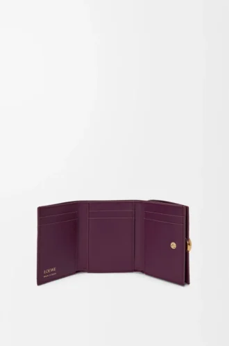 Portefeuille à trois volets en cuir de veau grainé Pebble, couleur Prune