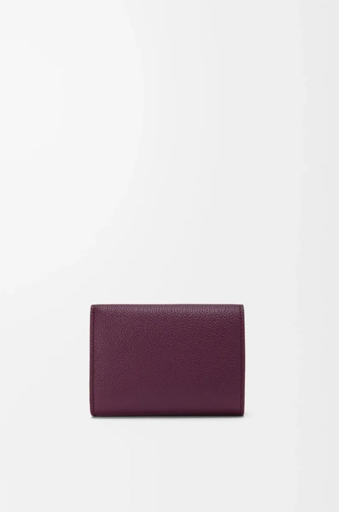 Portefeuille à trois volets en cuir de veau grainé Pebble, couleur Prune