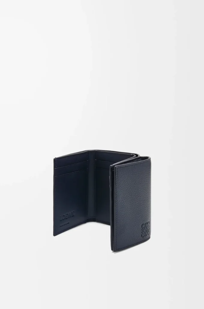 Portefeuille à trois volets en cuir de veau grainé souple, bleu marine foncé