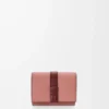 Portefeuille à trois volets en cuir de veau grainé souple Blush/Mahogany Portefeuille à trois volets en cuir de veau grainé souple Blush/Mahogany