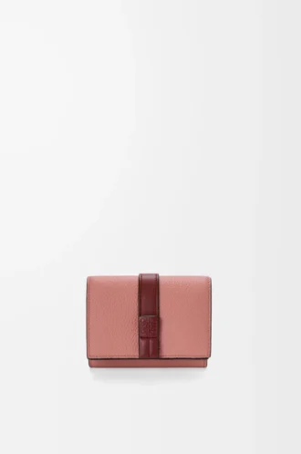 Portefeuille à trois volets en cuir de veau grainé souple Blush/Mahogany