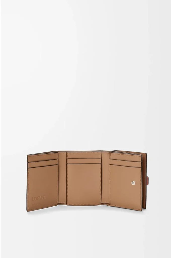 Portefeuille à trois volets en cuir de veau grainé souple Blush/Mahogany Portefeuille à trois volets en cuir de veau grainé souple Blush/Mahogany