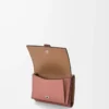 Portefeuille à trois volets en cuir de veau grainé souple Blush/Mahogany Portefeuille à trois volets en cuir de veau grainé souple Blush/Mahogany