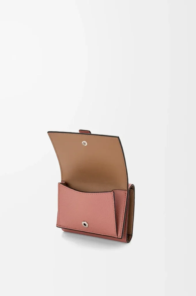 Portefeuille à trois volets en cuir de veau grainé souple Blush/Mahogany Portefeuille à trois volets en cuir de veau grainé souple Blush/Mahogany