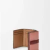 Portefeuille à trois volets en cuir de veau grainé souple Blush/Mahogany Portefeuille à trois volets en cuir de veau grainé souple Blush/Mahogany