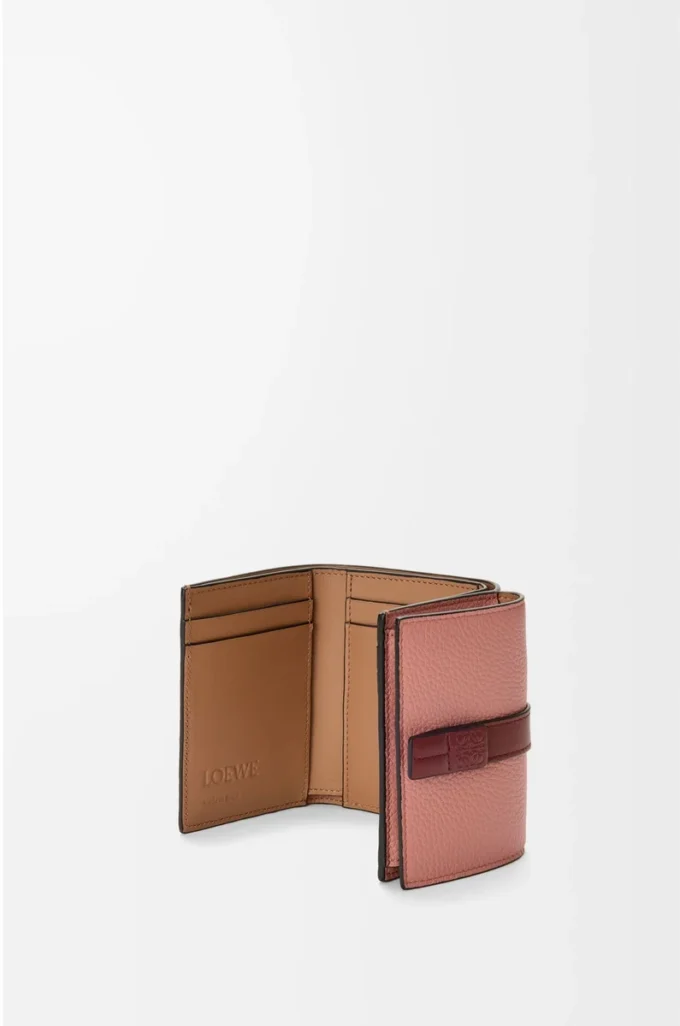 Portefeuille à trois volets en cuir de veau grainé souple Blush/Mahogany Portefeuille à trois volets en cuir de veau grainé souple Blush/Mahogany