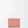 Portefeuille à trois volets en cuir de veau grainé souple Blush/Mahogany Portefeuille à trois volets en cuir de veau grainé souple Blush/Mahogany