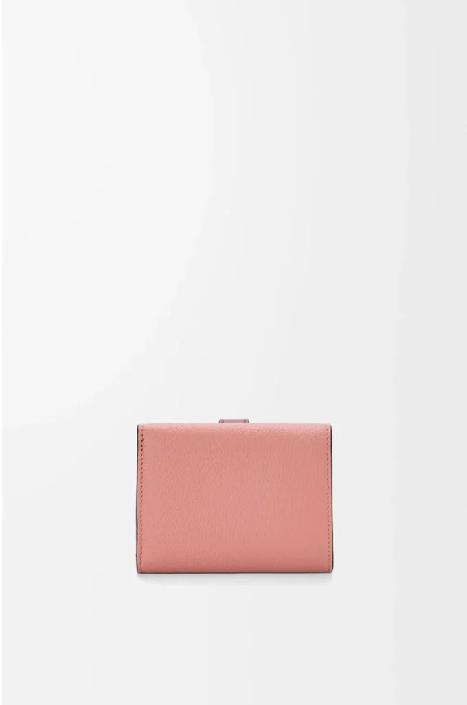Portefeuille à trois volets en cuir de veau grainé souple Blush/Mahogany Portefeuille à trois volets en cuir de veau grainé souple Blush/Mahogany