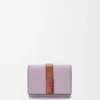 Portefeuille à trois volets en cuir de veau grainé souple Mauve sale/Écureuil Portefeuille à trois volets en cuir de veau grainé souple Mauve sale/Écureuil