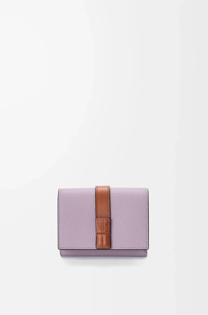 Portefeuille à trois volets en cuir de veau grainé souple Mauve sale/Écureuil Portefeuille à trois volets en cuir de veau grainé souple Mauve sale/Écureuil