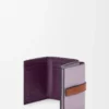 Portefeuille à trois volets en cuir de veau grainé souple Mauve sale/Écureuil Portefeuille à trois volets en cuir de veau grainé souple Mauve sale/Écureuil