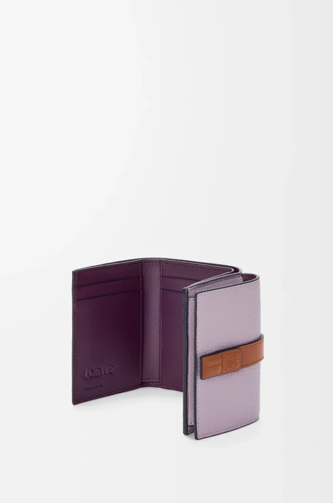Portefeuille à trois volets en cuir de veau grainé souple Mauve sale/Écureuil Portefeuille à trois volets en cuir de veau grainé souple Mauve sale/Écureuil