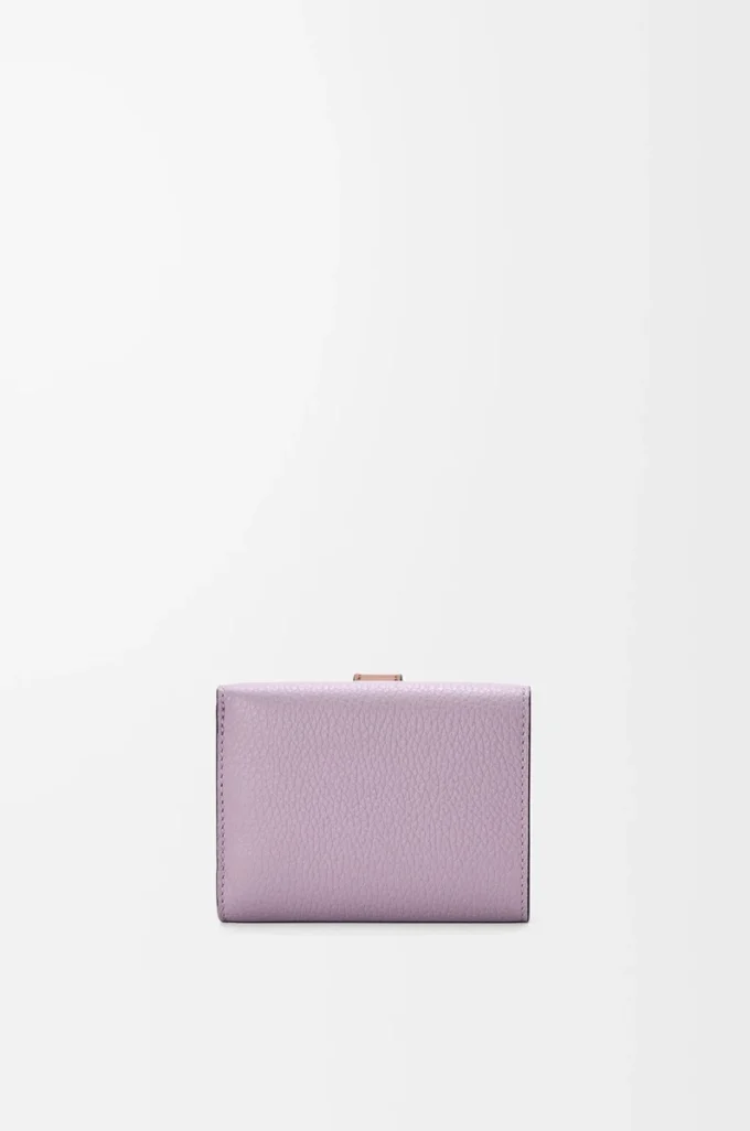 Portefeuille à trois volets en cuir de veau grainé souple Mauve sale/Écureuil Portefeuille à trois volets en cuir de veau grainé souple Mauve sale/Écureuil