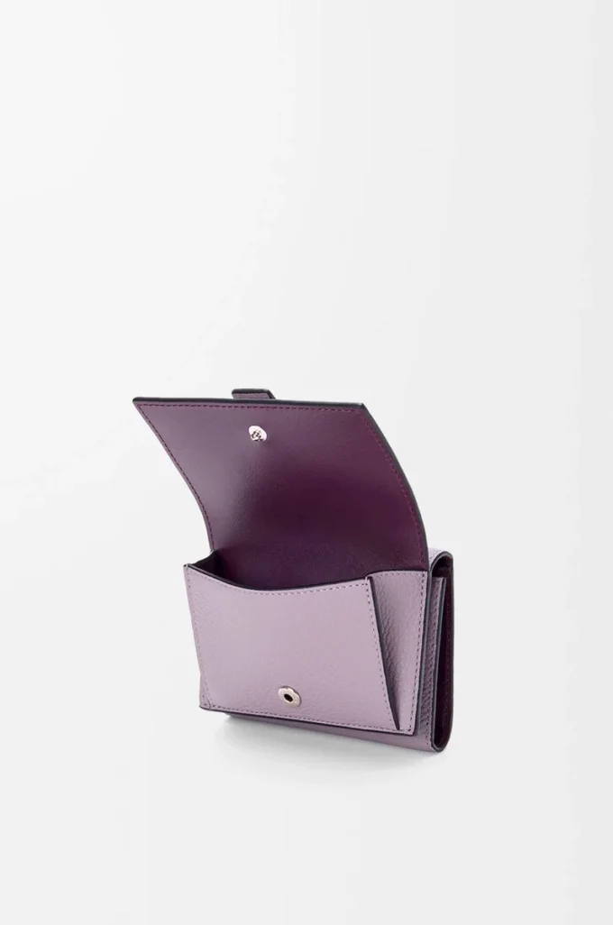 Portefeuille à trois volets en cuir de veau grainé souple Mauve sale/Écureuil Portefeuille à trois volets en cuir de veau grainé souple Mauve sale/Écureuil