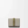 Portefeuille à trois volets en cuir de veau grainé souple Shell Grey/Eucalyptus
