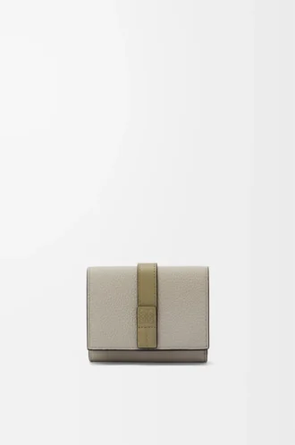 Portefeuille à trois volets en cuir de veau grainé souple Shell Grey/Eucalyptus
