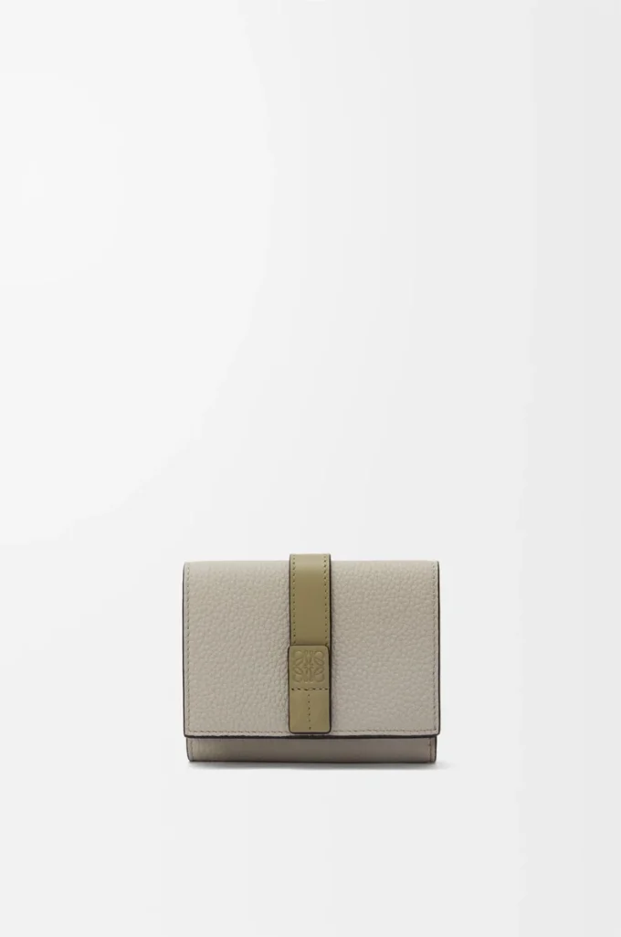 Portefeuille à trois volets en cuir de veau grainé souple Shell Grey/Eucalyptus