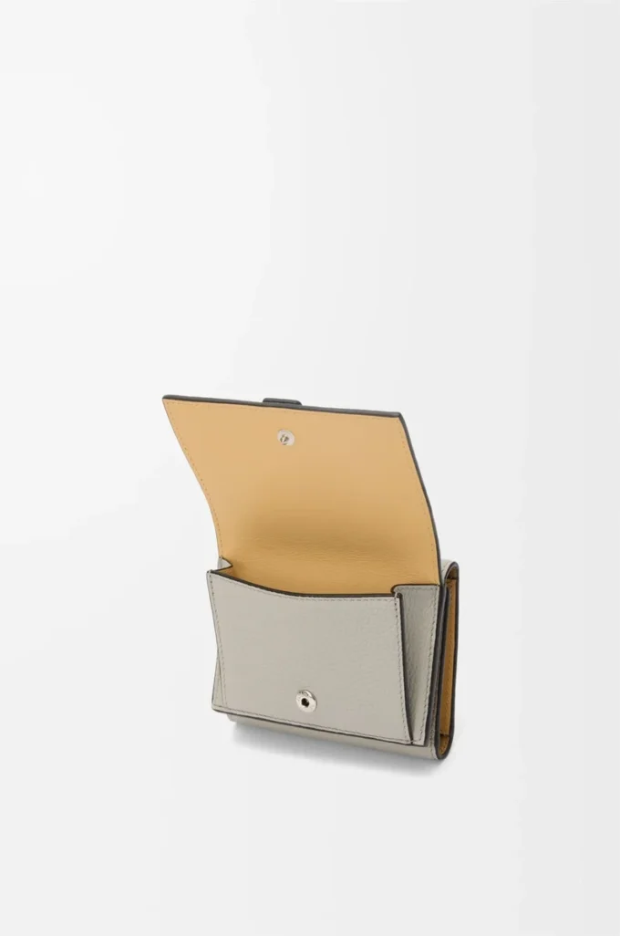 Portefeuille à trois volets en cuir de veau grainé souple Shell Grey/Eucalyptus