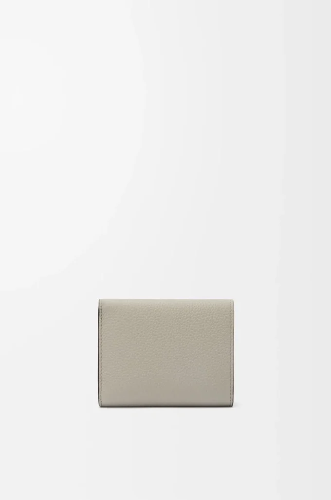 Portefeuille à trois volets en cuir de veau grainé souple Shell Grey/Eucalyptus