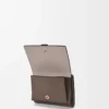 Portefeuille à trois volets en cuir de veau grainé souple Taupe/Gold Portefeuille à trois volets en cuir de veau grainé souple Taupe/Gold
