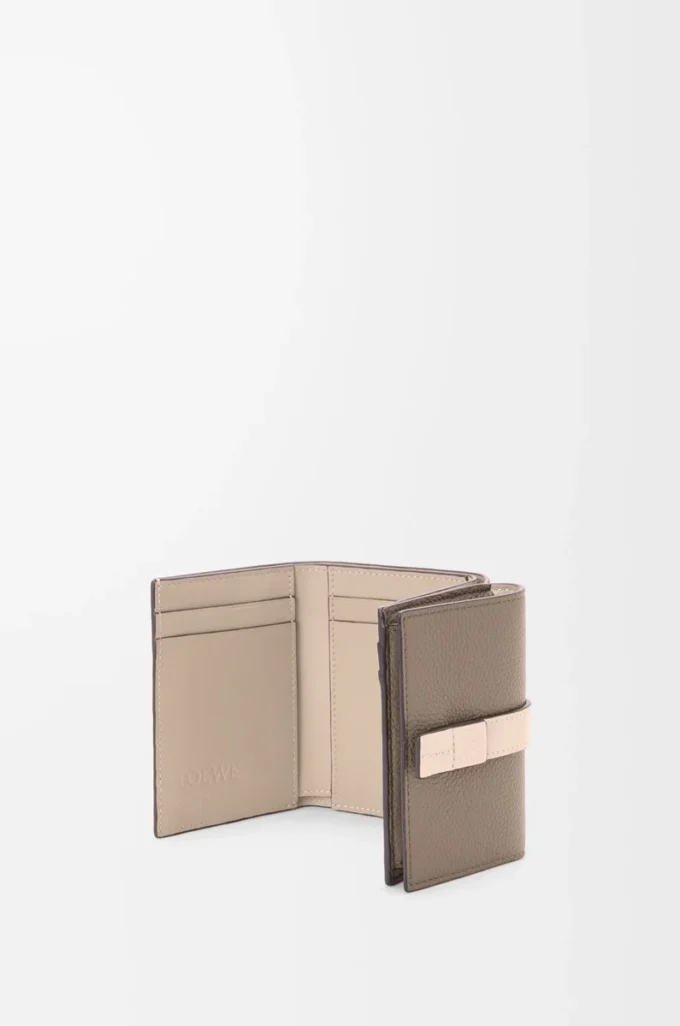 Portefeuille à trois volets en cuir de veau grainé souple Taupe/Talc Portefeuille à trois volets en cuir de veau grainé souple Taupe/Talc