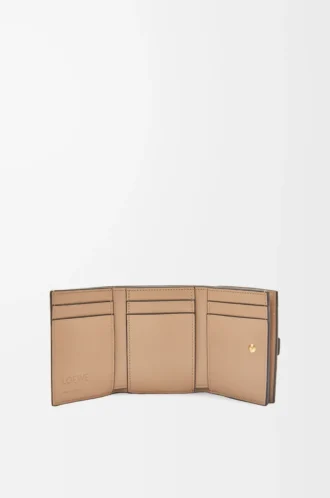 Portefeuille à trois volets en cuir de veau grainé souple Toffee/Tan