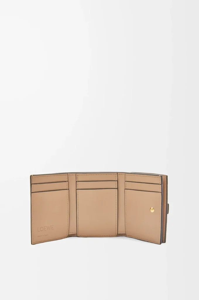 Portefeuille à trois volets en cuir de veau grainé souple Toffee/Tan Portefeuille à trois volets en cuir de veau grainé souple Toffee/Tan