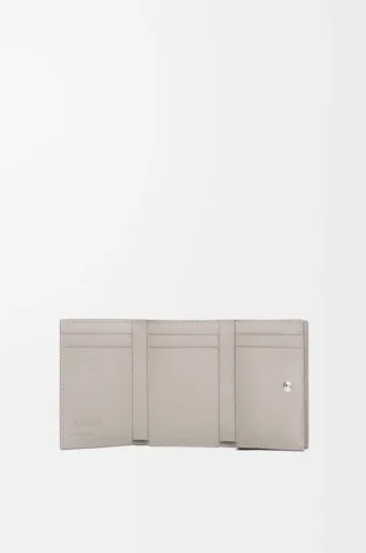 Portefeuille à trois volets en cuir de veau satiné gris coquillage