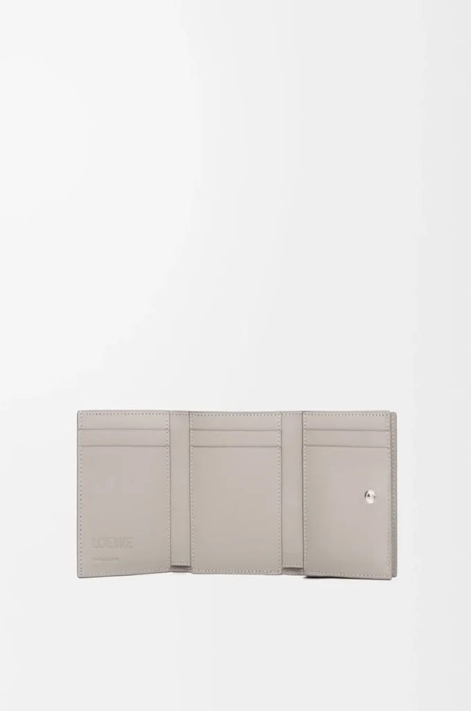 Portefeuille à trois volets en cuir de veau satiné gris coquillage Portefeuille à trois volets en cuir de veau satiné gris coquillage