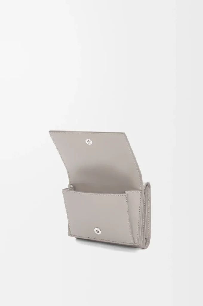 Portefeuille à trois volets en cuir de veau satiné gris coquillage Portefeuille à trois volets en cuir de veau satiné gris coquillage