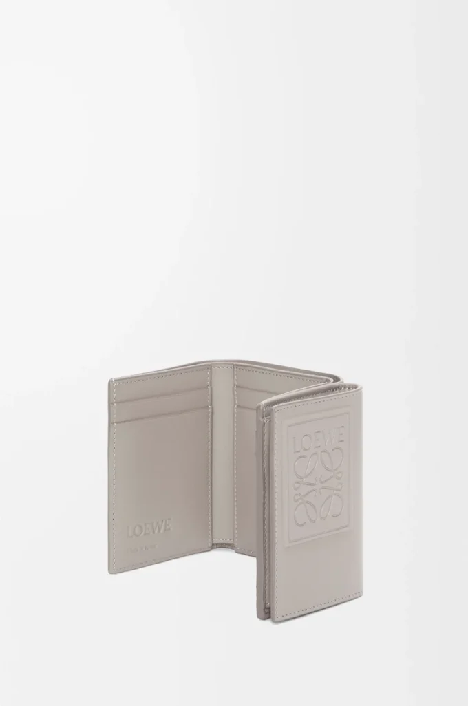 Portefeuille à trois volets en cuir de veau satiné gris coquillage Portefeuille à trois volets en cuir de veau satiné gris coquillage