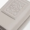 Portefeuille à trois volets en cuir de veau satiné gris coquillage Portefeuille à trois volets en cuir de veau satiné gris coquillage