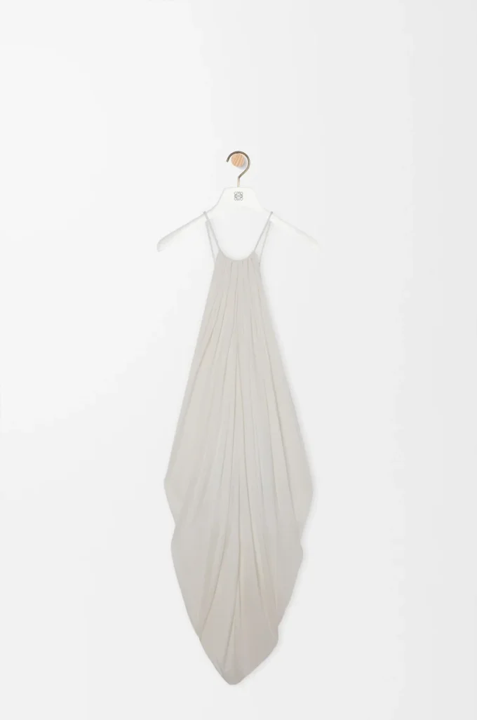 Robe drapée en soie blanche