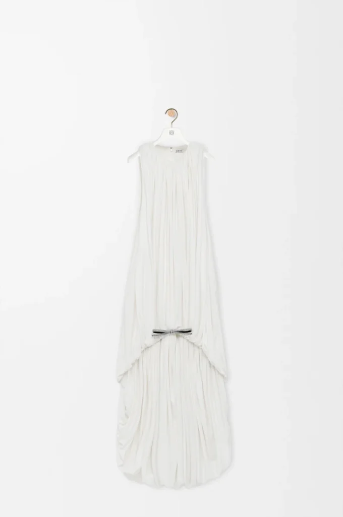 Robe drapée en soie blanche